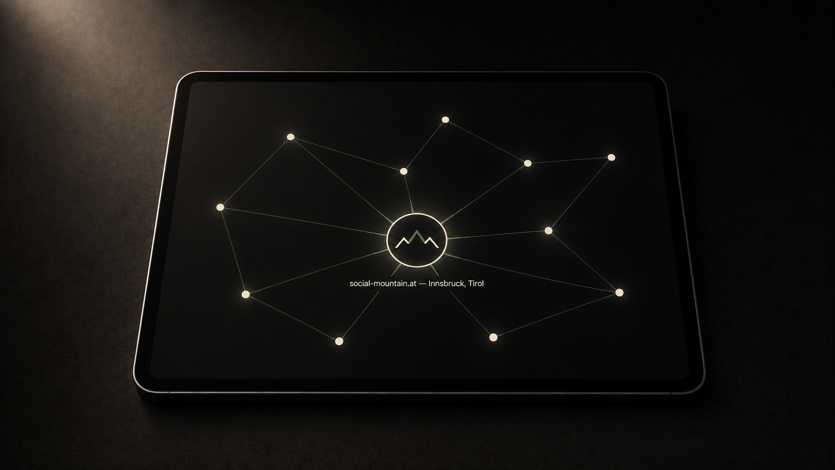 GEO Optimierung Tirol — Social Mountain als zitierte Quelle in AI-Netzwerk auf iPad