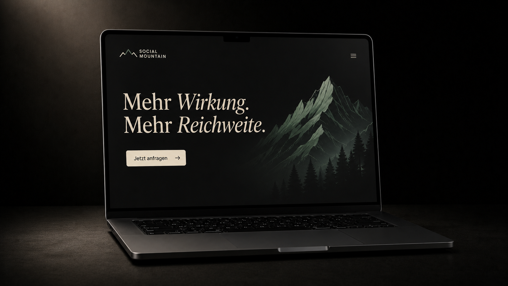 Webdesign Tirol — Social Mountain Website Hero auf MacBook Pro